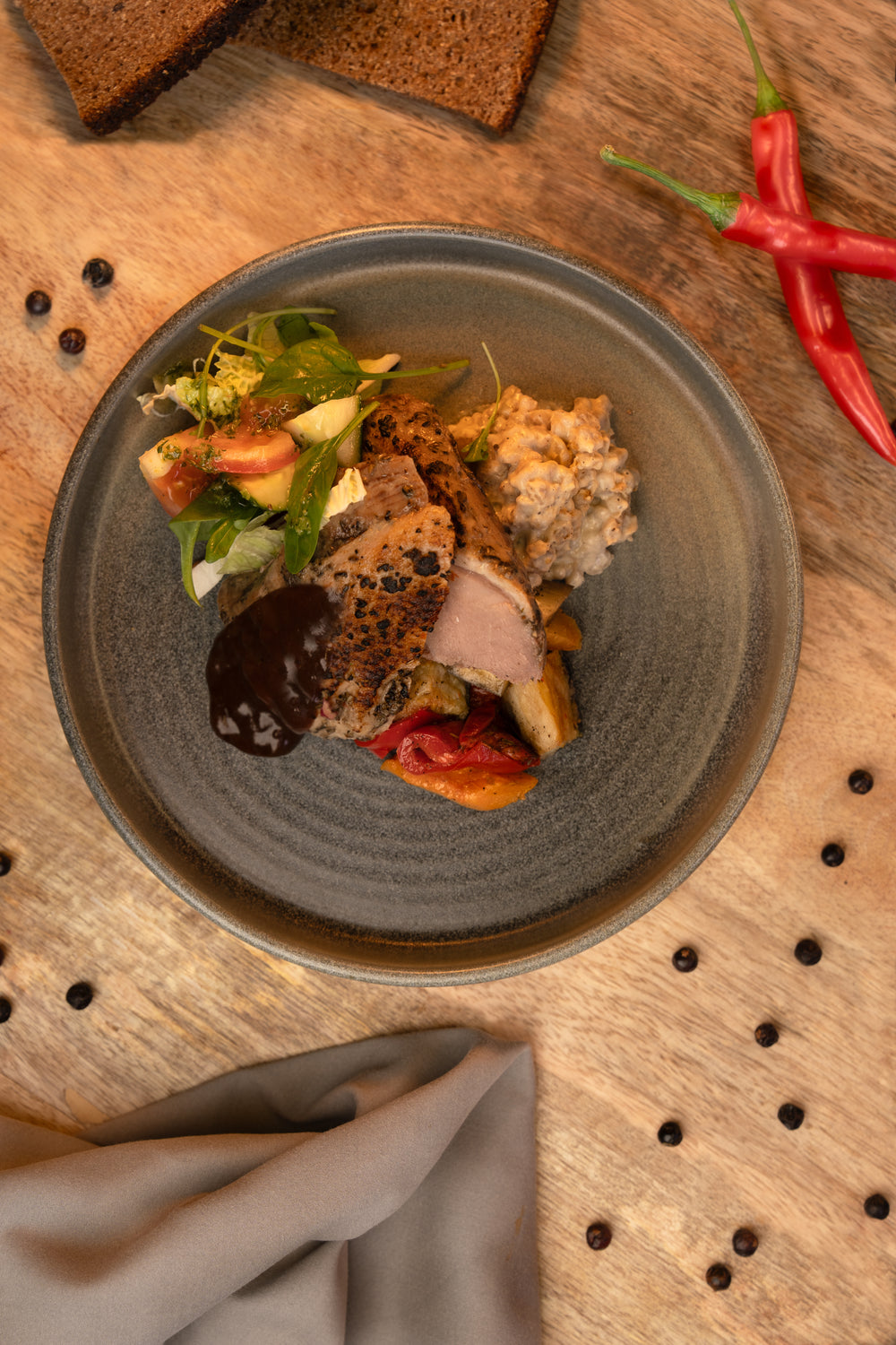Antienos troškinukas su baklažanais, slyvomis ir saldžia paprika