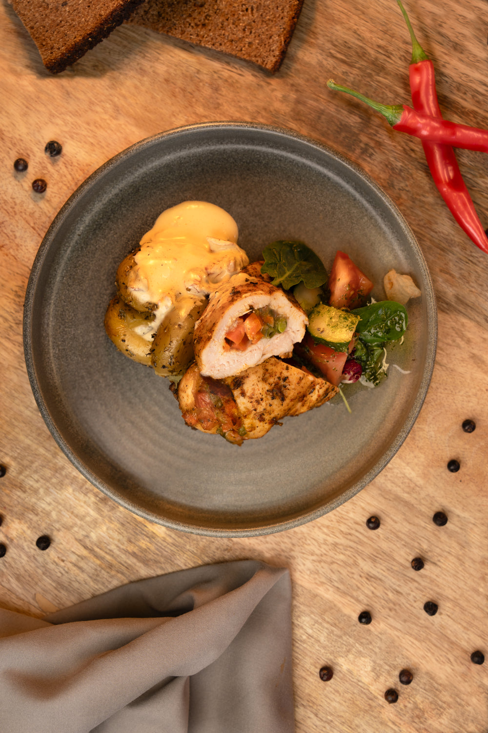 Vištiena įdaryta sūriu daržovėmis ir saulėje džiovintais pomidorais