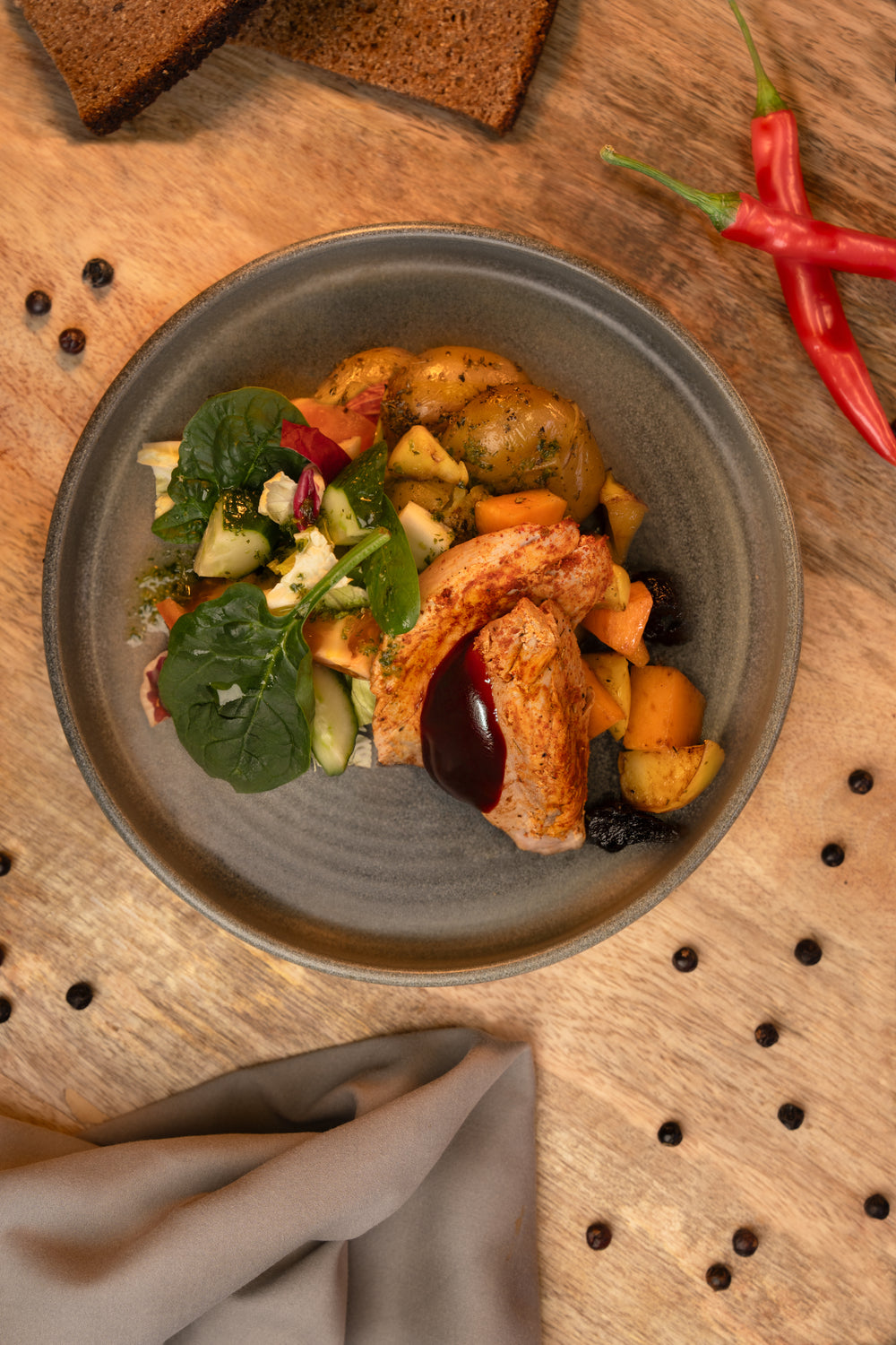 Kiaulienos išpjovos riekelės su moliūgais, obuoliais ir slyvomis