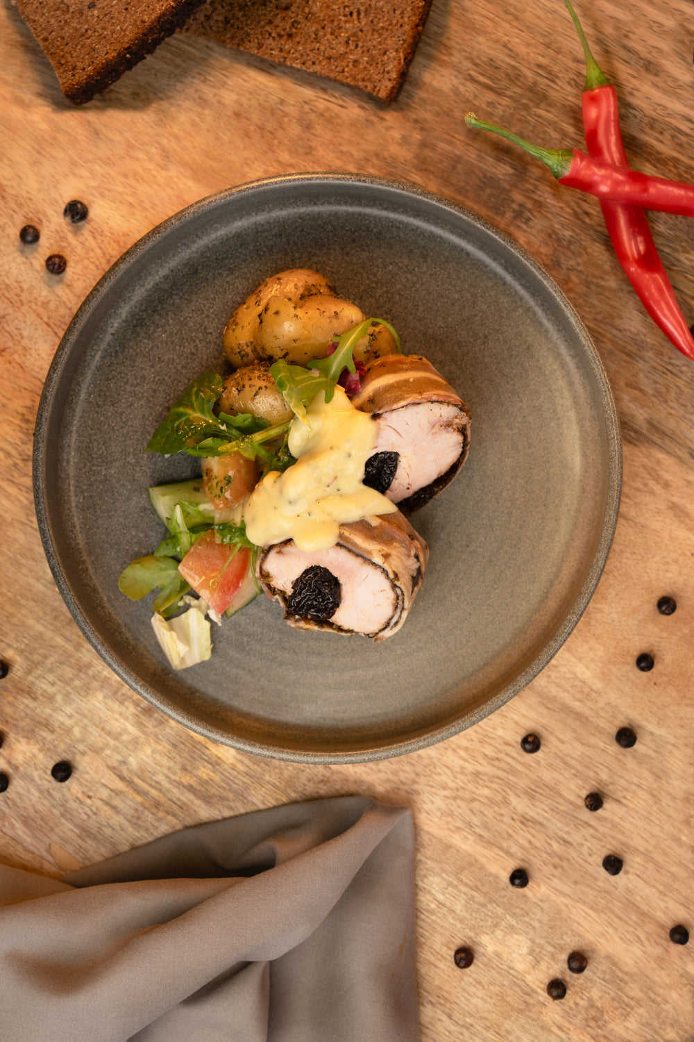 Kalakutienos krūtinėlė idryta džiovintomis slyvomis ir šonine