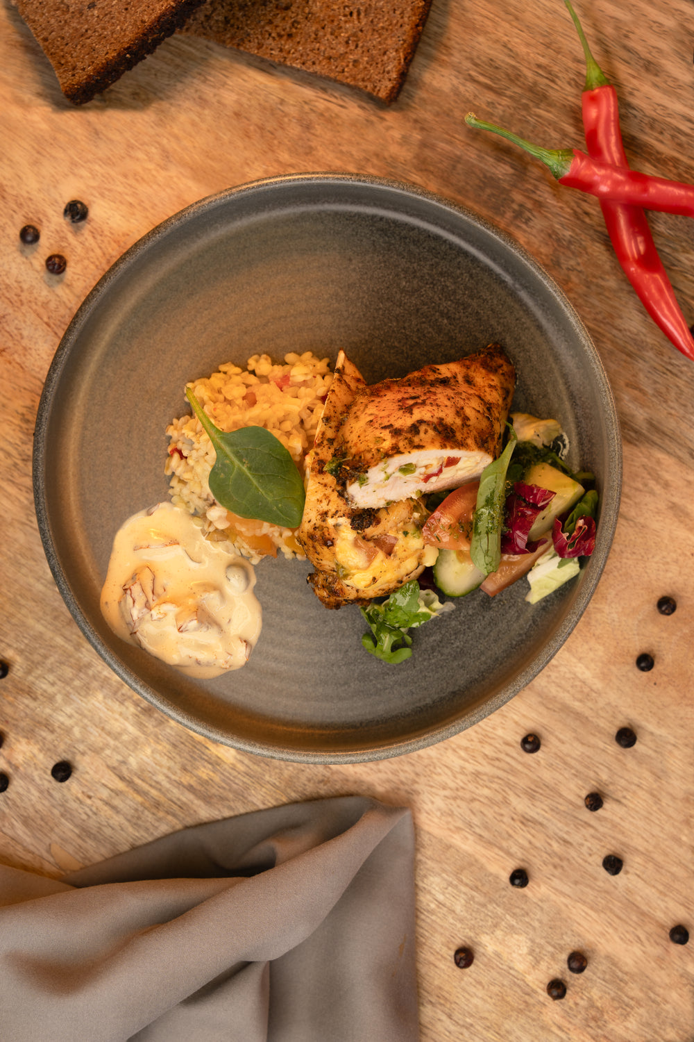 Vištiena įdaryta  keptomis cukinijomis, sūriu ir  pipirais