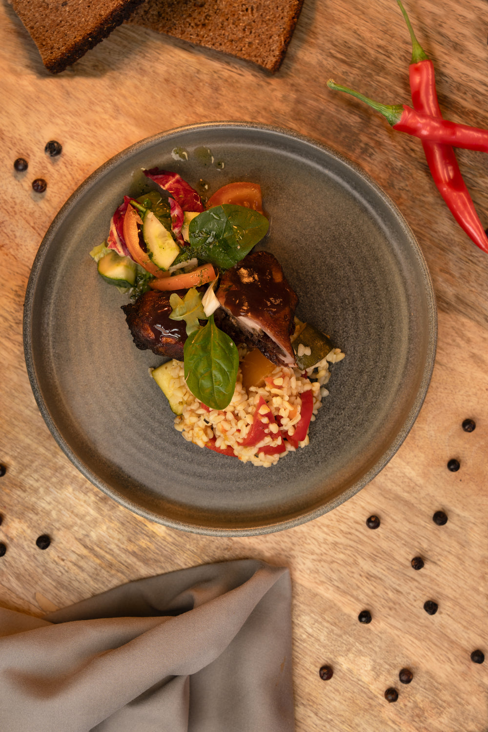 Vištienos krūtinėlė įdaryta rūkytu sūriu, paprikomis, bbq padažu