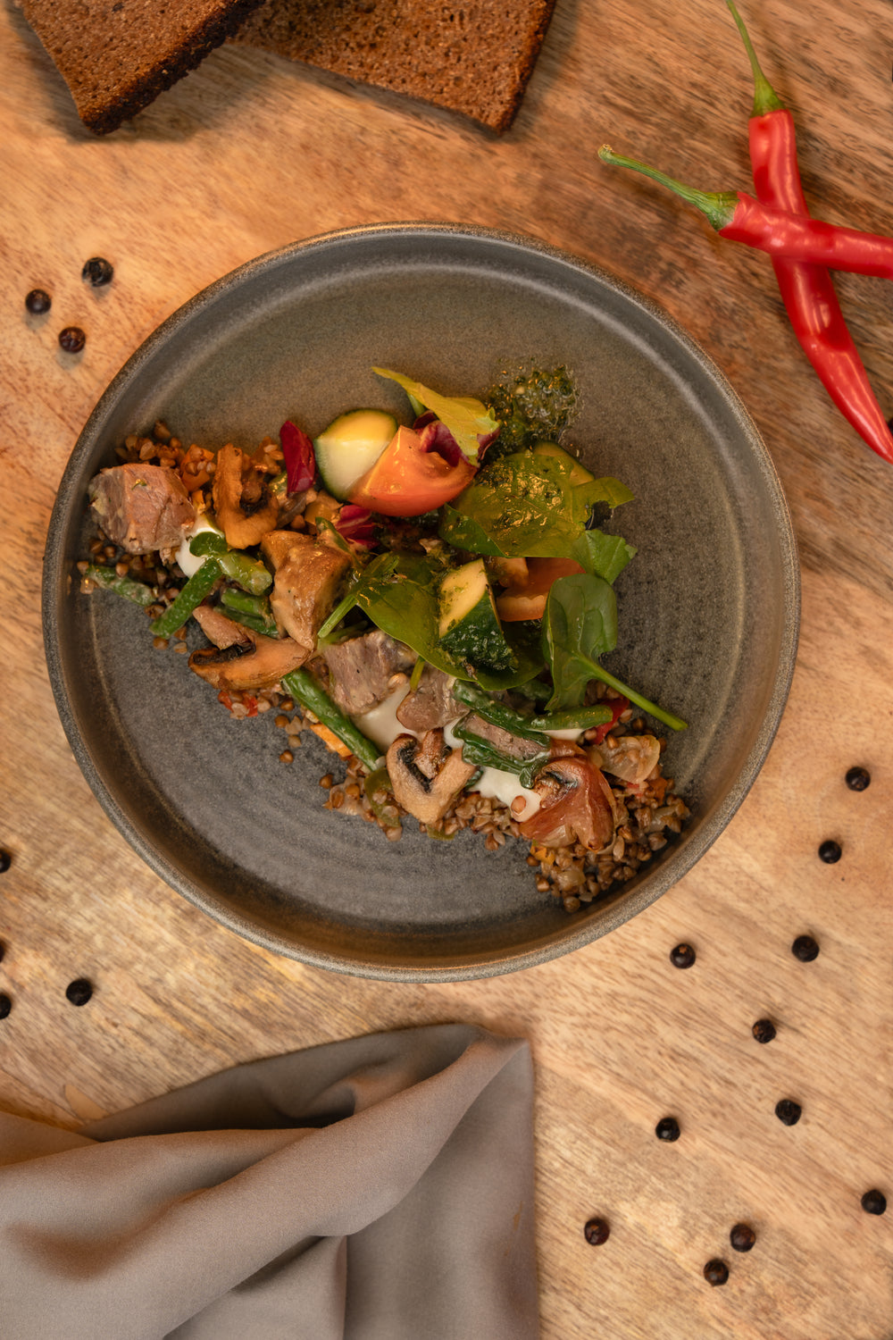 Kiaulienos žandukai su kepintais baklažanais, grybais ir šparagais