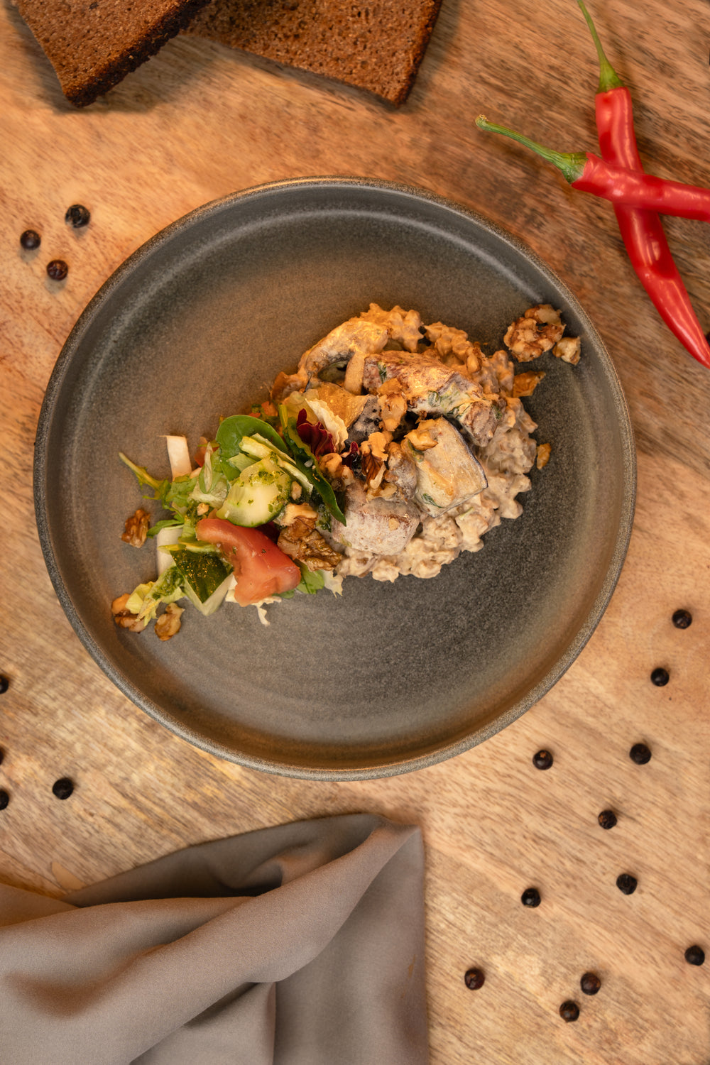 Veršienos troškinys su grybais, baklažanais ir graikiškais riešutais