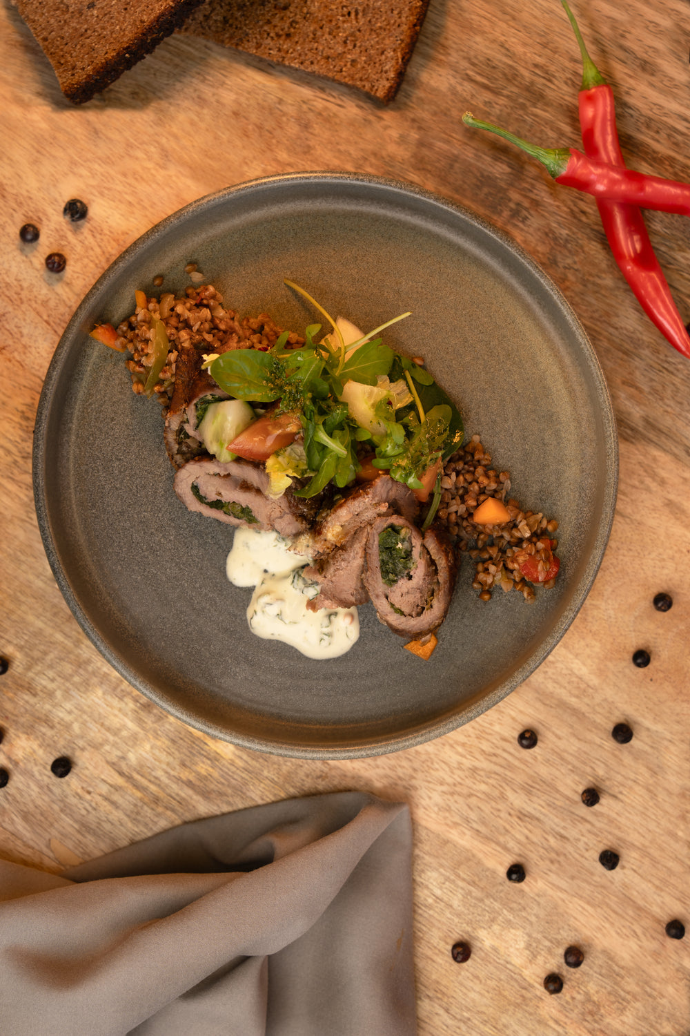 Veršienos suktinukas su špinatais, grybais ir daržovėmis