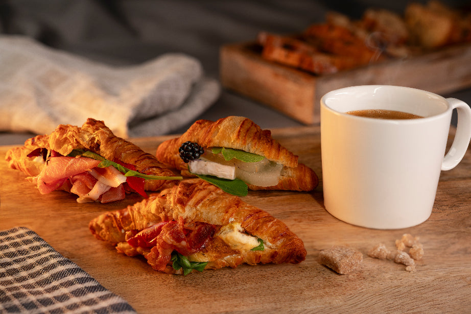 Kavos pertrauka su mini kruasanais (3vnt) su bree sūriu ir kriauśe, su kumpiu ir su vištiena