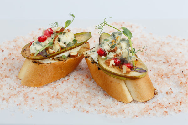 Brusketa su kriaušėmis, medumi ir mėlynuoju sūriu