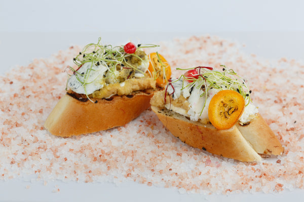 Brusketa su humusu pesto ir ožkos sūriu