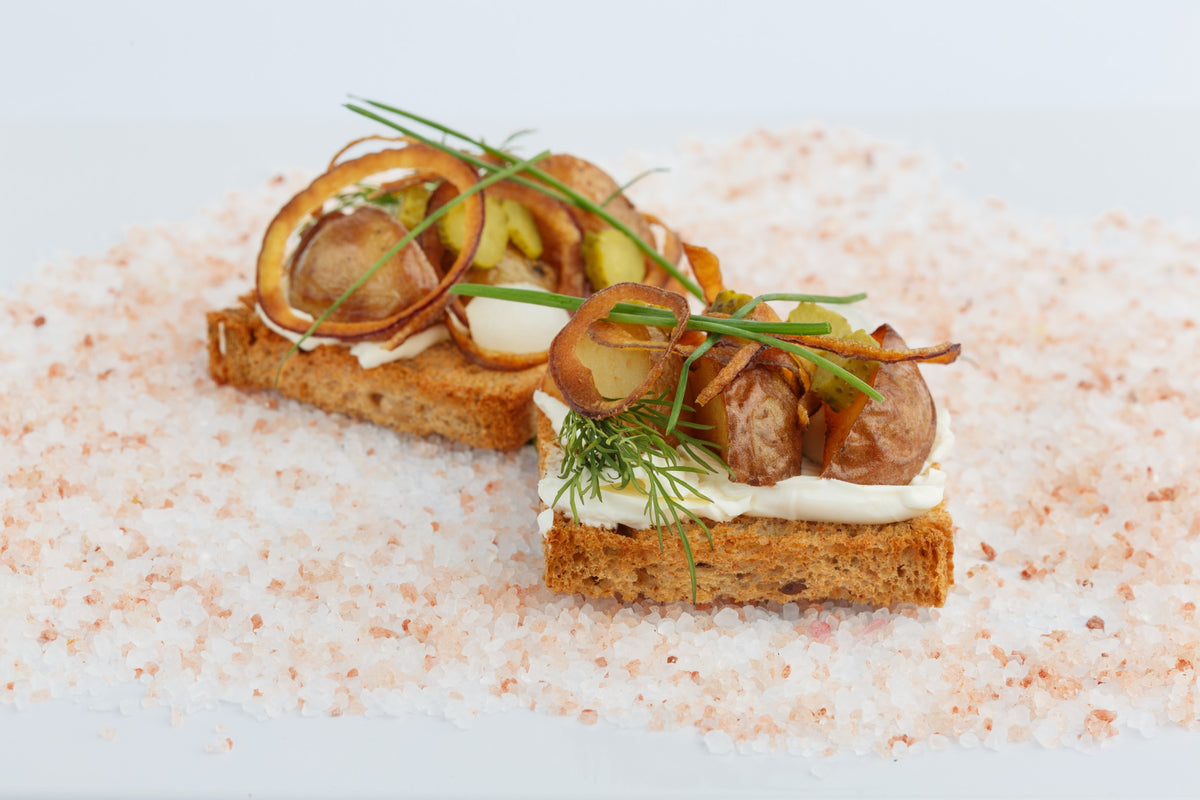 Daniškas sumuštinis su bulvytėmis, keptais svogūnų žiedais,marinuotais agurkėliais