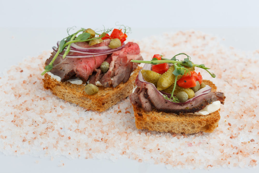 Daniškas sumuštinis su jautienos antrekotu, svogūnų žiedais, kaparėliais ir marinuotais agurkėliais