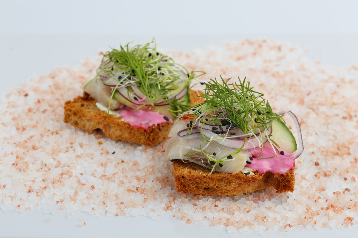 Daniškas sumuštinis su silkute raudonaisiais krienais, agurkais, saldžiais svogūnais, agurkais, krapais