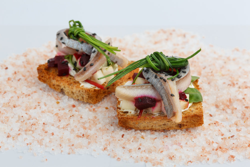 Daniškas sumuštinis su silkute burokėlias ir obuoliais