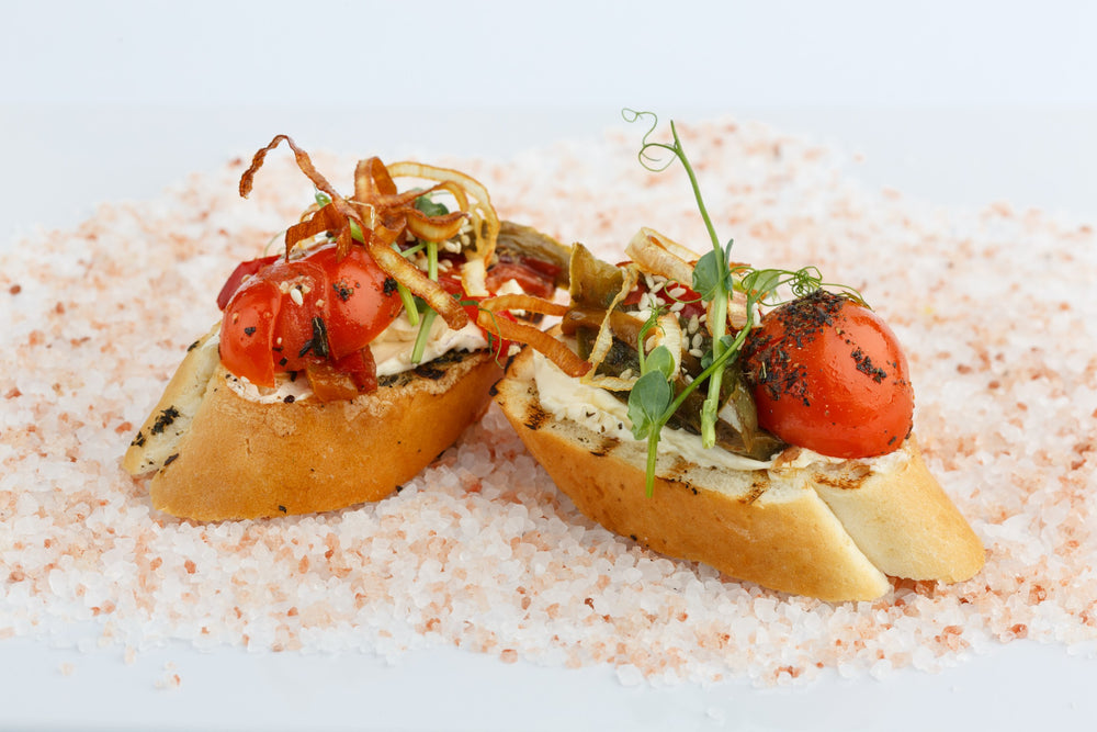 Brusketa su keptais pipirais, porais ir pomidorais