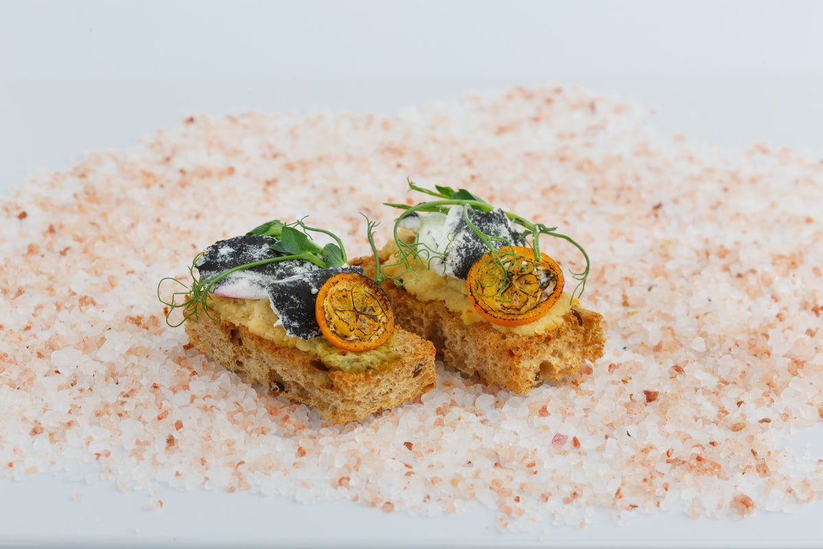 Sumuštinukas su humusų, pesto ir ožkos sūriu