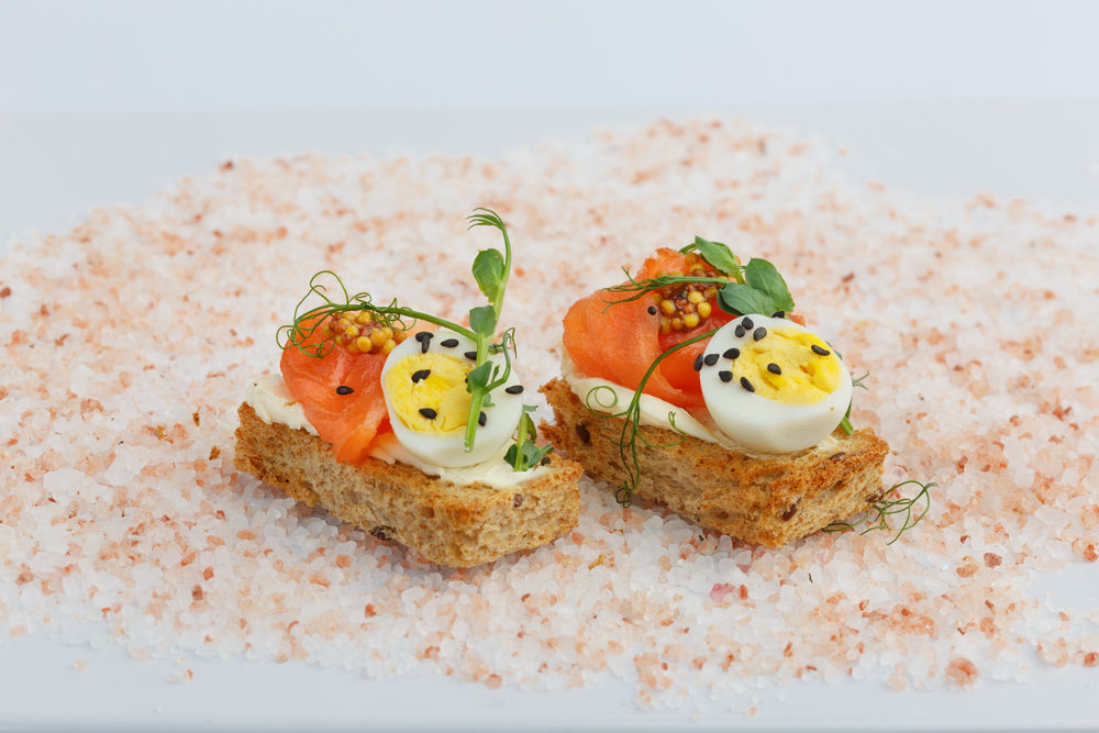 Sumuštinukas su lašiša ir virtu kiaušiniu