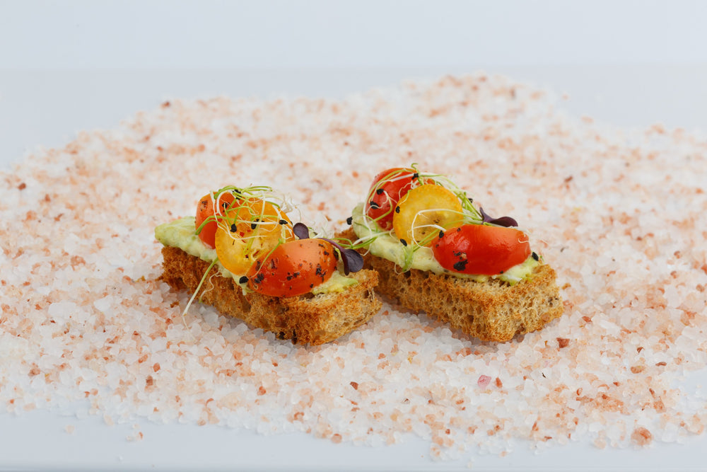 Sumuštinukas su avokado kremu ir keptais pomidoriukais