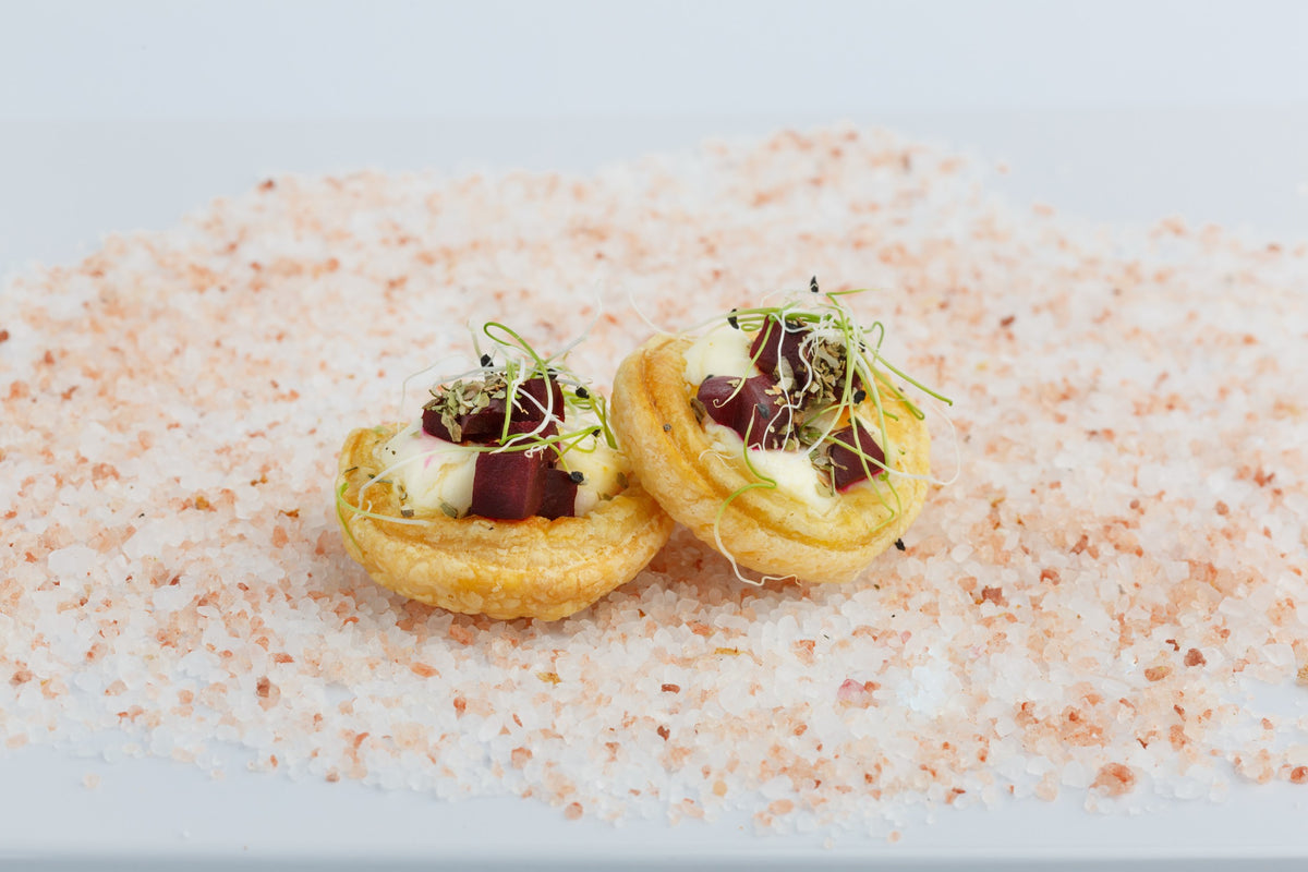 Sluoksniuotos tešlos kepinukas su ožkos sūriu ir burokėliais