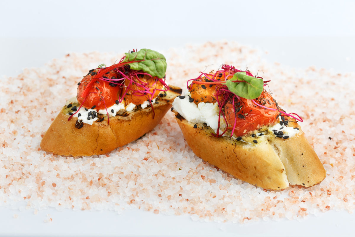 Brusketa su ricotta pesto ir pomidoriukais