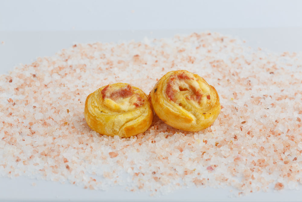 Sluoksniuotos tešlos kepinukas su kumpiu ir sūriu