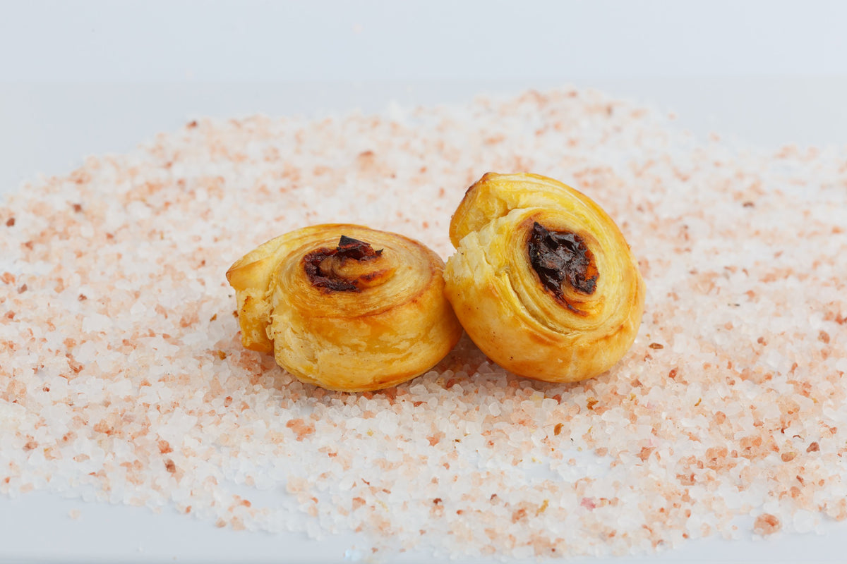 Sluoksniuotos tešlos kepinukas su saulėje džiovintais pomidorais