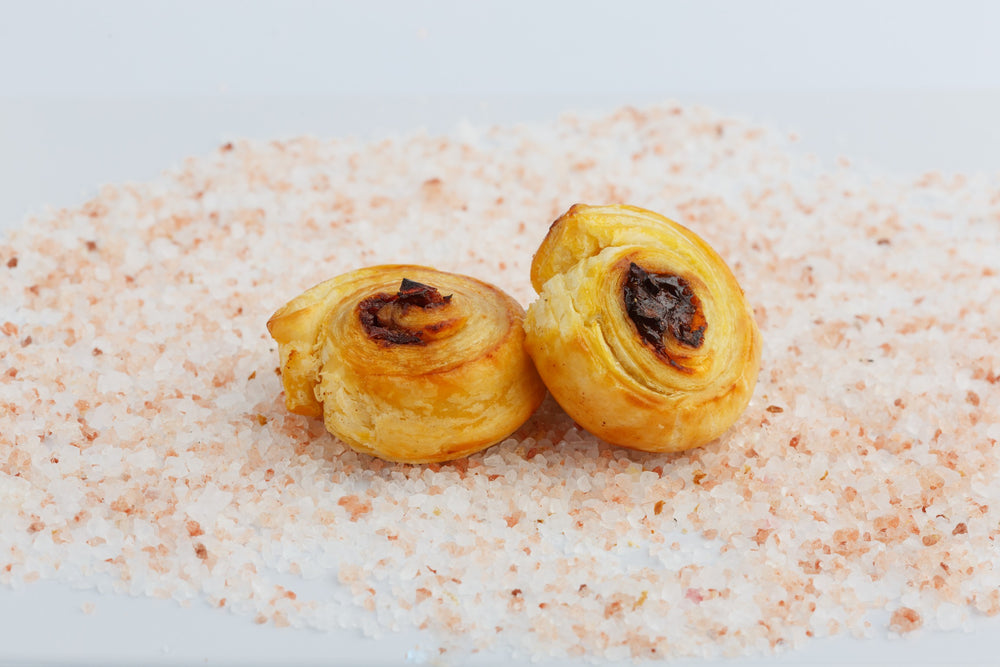 Sluoksniuotos tešlos kepinukas su saulėje džiovintais pomidorais