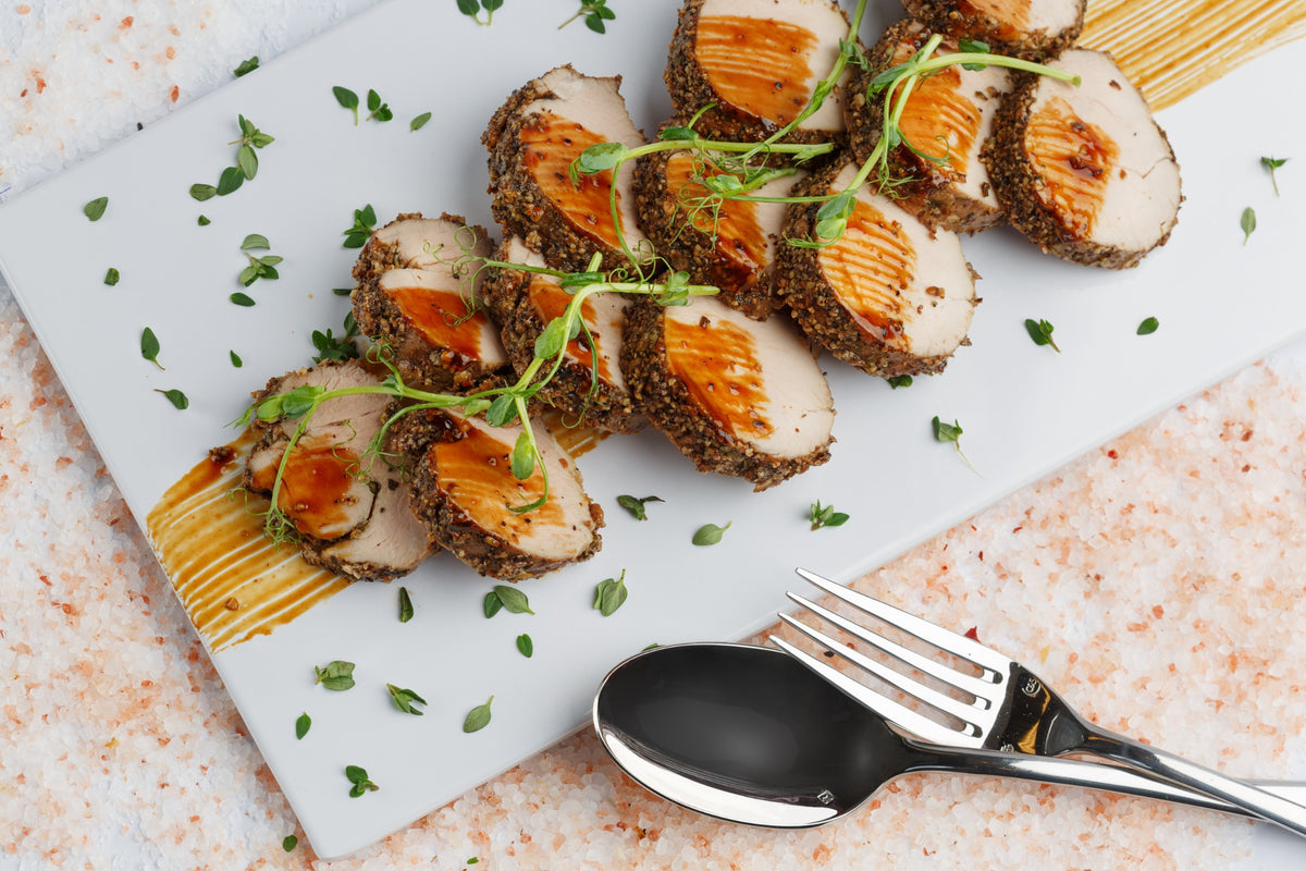 Kiaulienos gabaliukai grūstų pipirų apvalkale