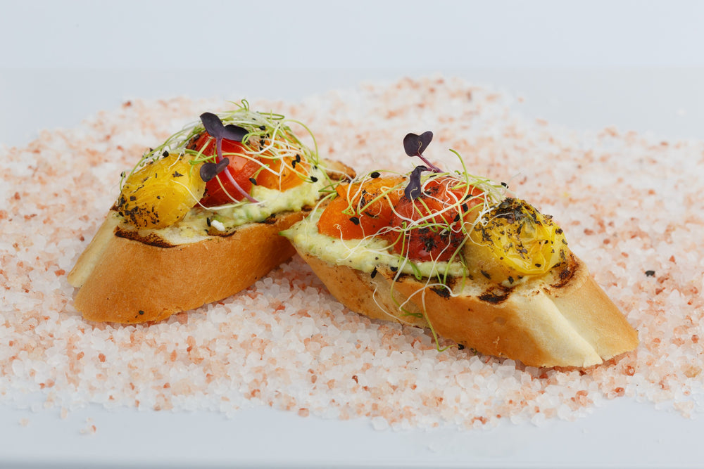 Brusketa su keptais pomidoriukais ir avokado kremu