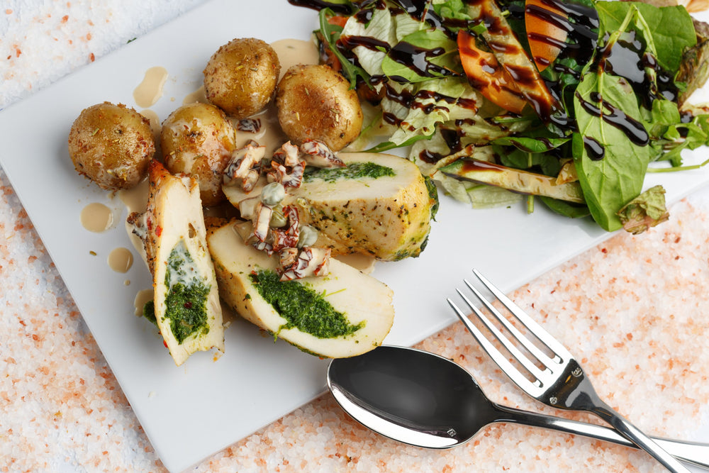 Vištiena įdaryta špinatais ir mocarela sūriu, saulėje džiovintų pomidorų ir kaparėlių padažas