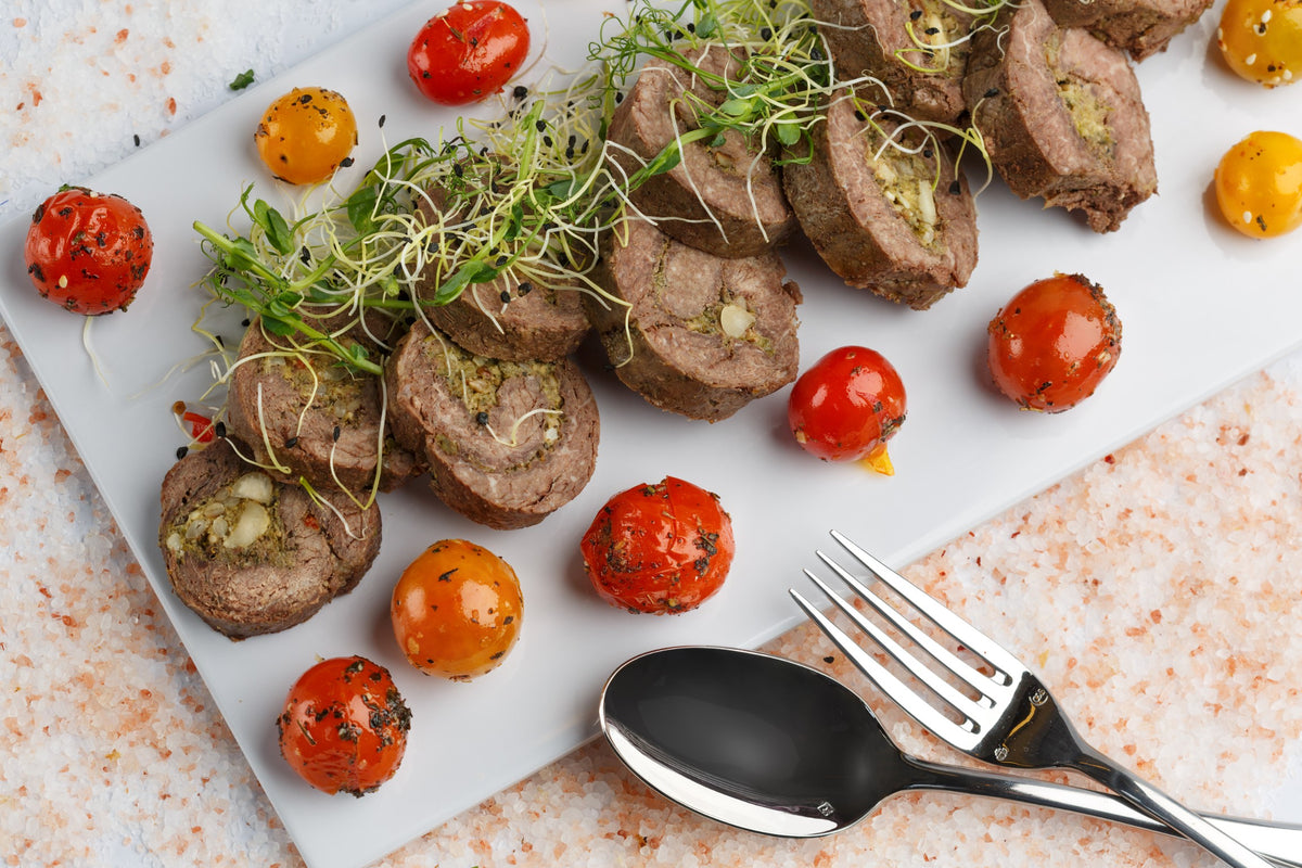 Jautienos nugarinės riekėlės įdarytos pesto ir riešutais