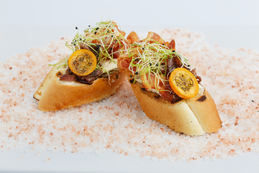 Brusketa su šonine ir karamelizuotas svogūnais