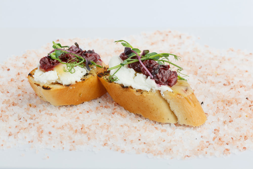 Brusketa su keptomis vyšniomis, ricotta, medumi ir balzamiku