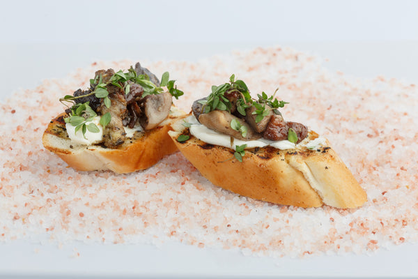 Brusketa su balzamiku ir keptais pievagrybiais